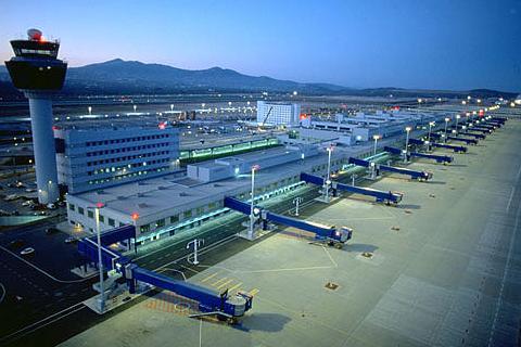 Θρίλερ σε αεροσκάφος της Olympic Air στο οποίο επέβαινε ο Τέρενς Κουίκ