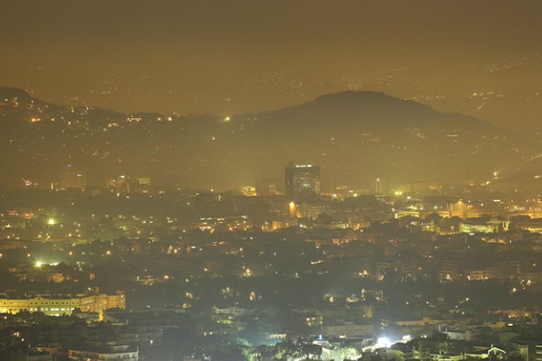 Συναγερμός για την αιθαλομίχλη που «σκέπασε» τη νύχτα την Αττική