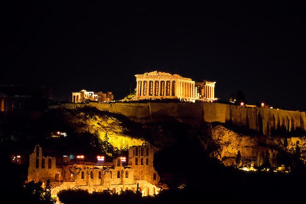 Βουτιά θανάτου από την Ακρόπολη