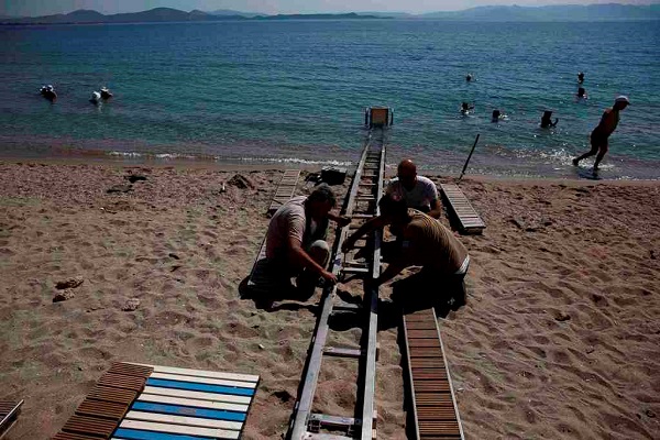 Λουόμενοι εμπόδισαν την εγκατάσταση συστήματος πρόσβασης στη θάλασσα για ΑΜΕΑ!