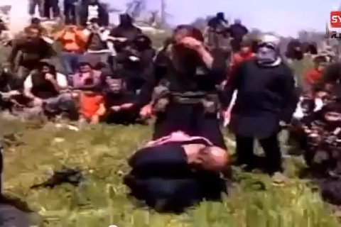 ΦΡΙΚΗ: Τα αποτρόπαια πλάνα του αποκεφαλισμού των τριών μοναχών στη Συρία
