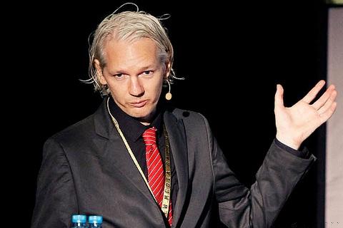 Πολιτικό άσυλο στον Ισημερνό ζήτησε ο Julian Assange