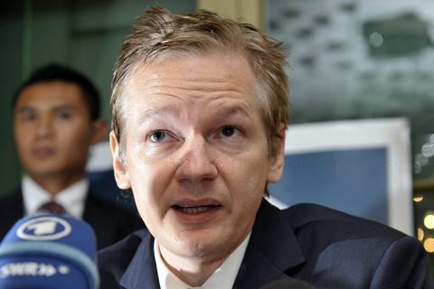 Αποφυλακίστηκε ο Julian Assange