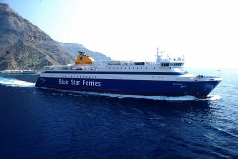 Επιβάτης του Blue Star Naxos έπεσε στη θάλασσα