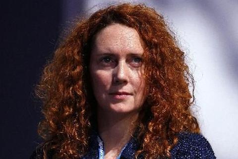 Ελεύθερη με περιοριστικούς όρους η Rebekah Brooks