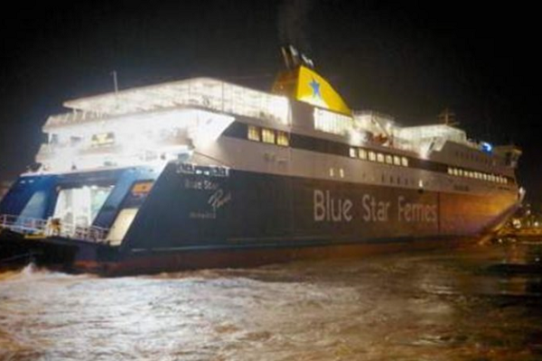 Πρόσκρουση του Blue Star Paros στο λιμάνι του Πειραιά