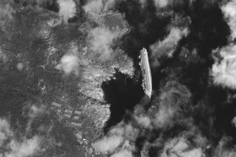 Το ναυάγιο του Costa Concordia από δορυφόρο