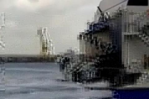 Απίστευτο: Παραλίγο να τους φύγει νταλίκα μέσα στη θάλασσα! 