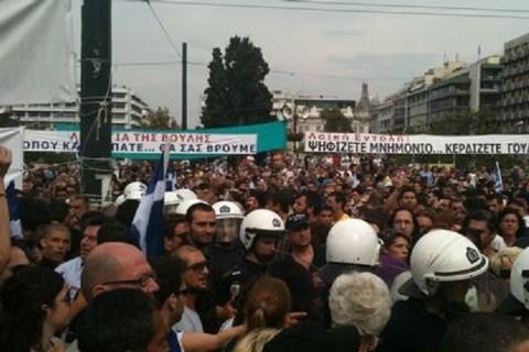 O λαός στους δρόμους - Δείτε ζωντανά τη συγκέντρωση στο Σύνταγμα