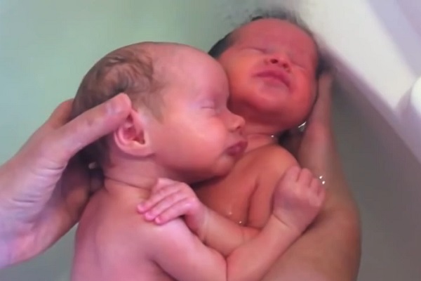 Ένα φανταστικό video: Τα δίδυμα που δεν έχουν καταλάβει ότι γεννήθηκαν! - Δείτε το...