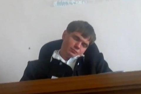 Δικαστής κοιμήθηκε την ώρα της δίκης!