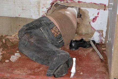 Απίστευτο: Πήγε να δραπετεύσει, αλλά... σφήνωσε! 