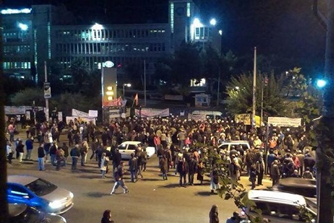 Επεισόδια και χημικά έξω από την ΕΡΤ