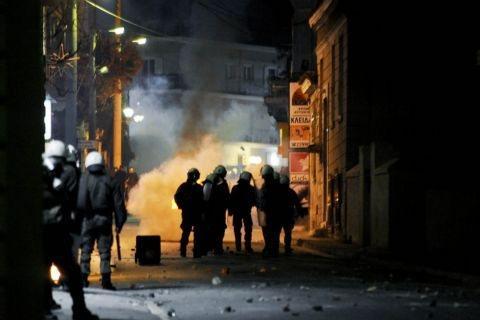 Μολότοφ και εμπρησμοί αυτοκινήτων τη νύχτα στα Εξάρχεια