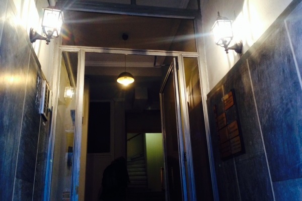 Αγρια επίθεση με βαριοπούλα σε γνωστό αρχιτέκτονα στα Εξάρχεια