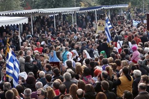 Έκτροπα στις παρελάσεις σε πολλές πόλεις της χώρας