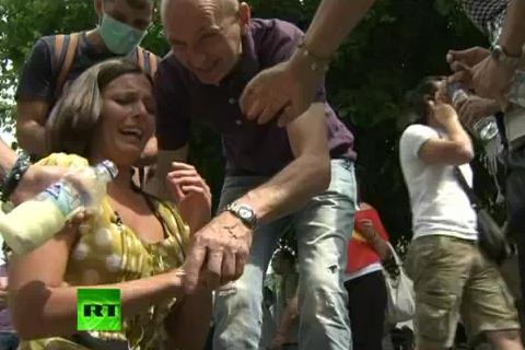 Το ηρωικό ρεπορτάζ της Sara Firth από την Αθήνα 