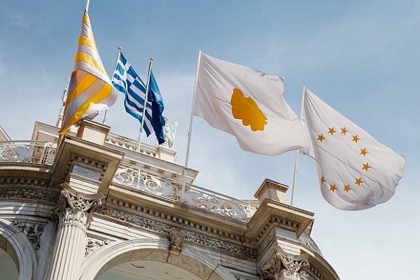 Γιατί κυματίζει κίτρινη η ελληνική σημαία στο Μουσείο Κυκλαδικής Τέχνης; - Ποιός την έβγαλε στο μπαλκόνι της Βασιλίσσης Σοφίας;