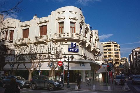 Δείτε το slogan στις βιτρίνες των καταστημάτων FOKAS που προκαλεί αντιδράσεις