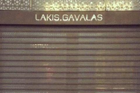 Δείτε τι έγραψαν έξω από το κλειστό μαγαζί του Λάκη Γαβαλά 