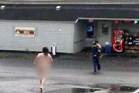 Μάνα κυνηγούσε γυμνή το παιδί της, για να το φάει!