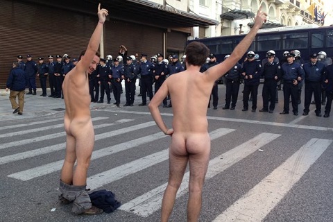 Χωρίς ρούχα απέναντι στα ΜΑΤ στην πορεία του Πολυτεχνείου  - Εμβρόντητοι έμειναν οι αστυνομικοί... 