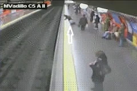 Συγκλονιστικά πλάνα: Κάμερα καταγράφει γυναίκα να πέφτει στις ράγες του μετρό