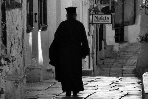 Δύο ιερείς συνελήφθησαν για υπεξαίρεση