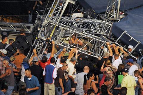 Τραγωδία από κατάρρευση σκηνής σε συναυλιακό χώρο στις ΗΠΑ  - 5 νεκροί και τουλάχιστον 40 τραυματίες
