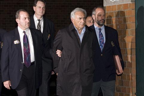 Η μεταφορά του Strauss-Kahn με χειροπέδες μπροστά στις κάμερες