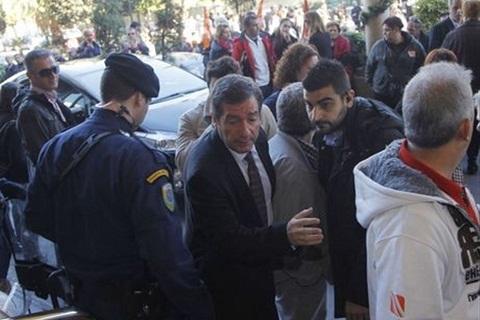 Επίθεση με γιαούρτια στο Γιώργο Καμίνη