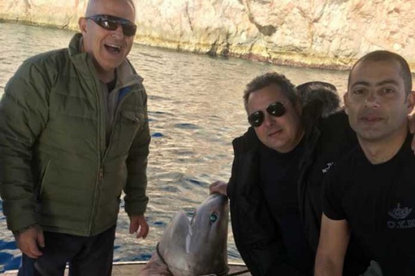 Οργή της WWF για τη φωτογραφία Καμμένου με το νεκρό καρχαρία