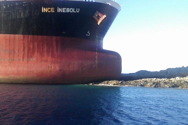 ΔΕΙΤΕ: Καράβι βγήκε στη... στεριά στην Αστυπάλαια!