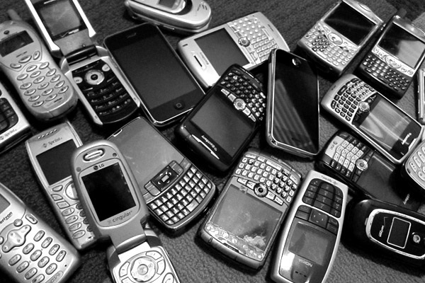 Ποια κινητά τηλέφωνα θα πάψουν να λειτουργούν από την Παρασκευή - O κωδικός *#06# 