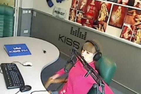Ραδιοφωνική παραγωγός του Kiss FM βρέθηκε κυριολεκτικά στον αέρα!