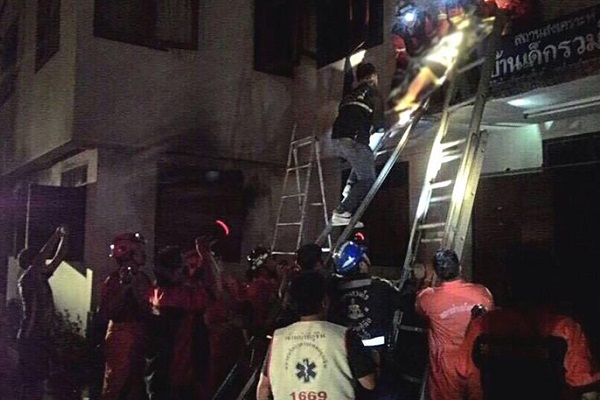Τραγωδία: 17 κοριτσάκια νεκρά από φωτιά σε κοιτώνα στην Ταϊλάνδη