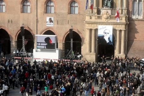 50.000 άνθρωποι στην κηδεία του Lucio Dalla  - To πλήθος τραγουδούσε «Τα Χελιδόνια»...