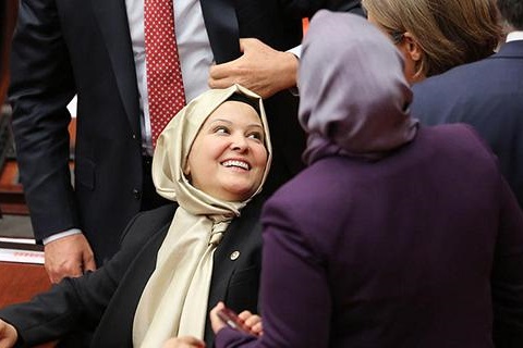 Ισλαμική μαντίλα για πρώτη φορά στο τουρκικό κοινοβούλιο