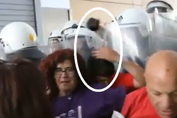 Εντοπίστηκε ο αστυνομικός που χτύπησε την καθαρίστρια στο κεφάλι