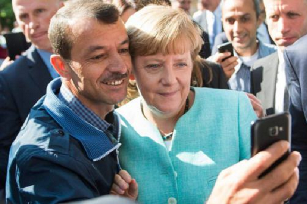 Η άφιξη της Μέρκελ στον Πειραιά και οι selfies με τους πρόσφυγες