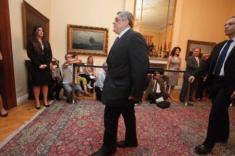 Καθισμένοι υποδέχτηκαν το Μιχαλολιάκο οι δημοσιογράφοι στο Προεδρικό 