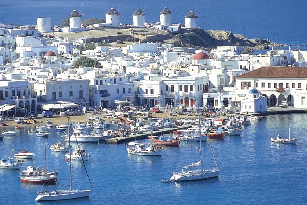 Ανω-κάτω η Μυκόνος: «Φωτιά» στη νύχτα με λουκέτα και «λευκή» απεργία!