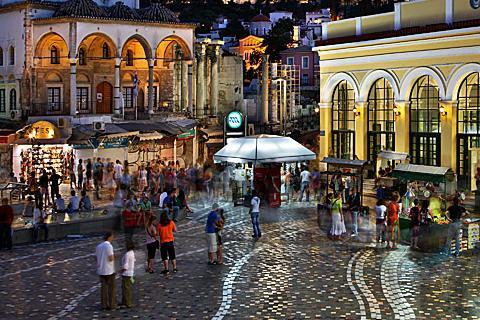 Μια βραδινή βόλτα από το Μοναστηράκι μέχρι την Κολοκοτρώνη - Όσα θα δεις μεσοβδόμαδα στο κέντρο της πόλης.