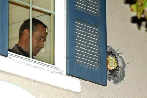 Το λάθος των MythΒusters που... άνοιξε τρύπα στον τοίχο ενός σπιτιού! 