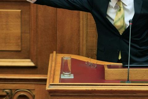 3.000 ευρώ ο μισθός του υπαλλήλου που αλλάζει το νερό στο βήμα της Βουλής!