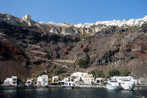 Ένας νεκρός και τέσσερις τραυματίες από κατολίσθηση στην Οία