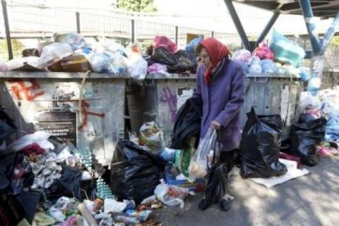 Η ξαδέλφη του Αριστοτέλη Ωνάση ψάχνει για φαγητό στα σκουπίδια...