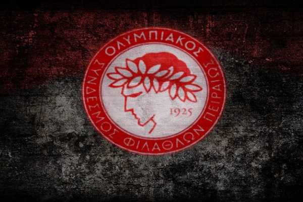 Δείτε την κοπέλα που μάγεψε από τις εξέδρες τους οπαδούς του Ολυμπιακού