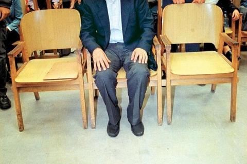 Πήγε να δικαστεί με... κλεμμένα παπούτσια!