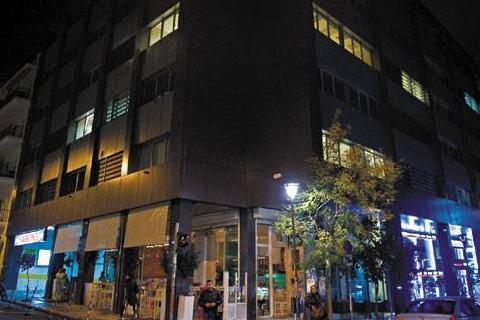 Mολότοφ στα γραφεία του ΠΑΣΟΚ
